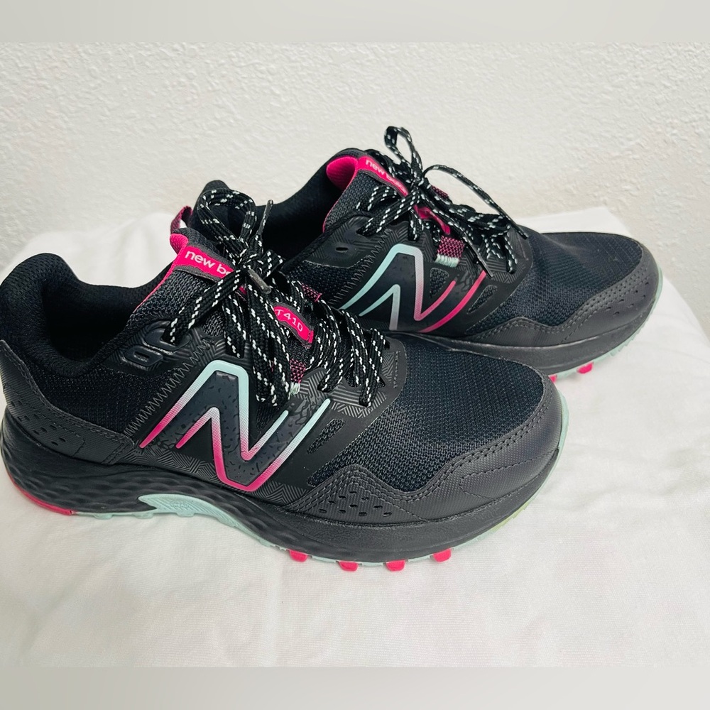 New Balance Women's Black and Pink Athletic Shoes